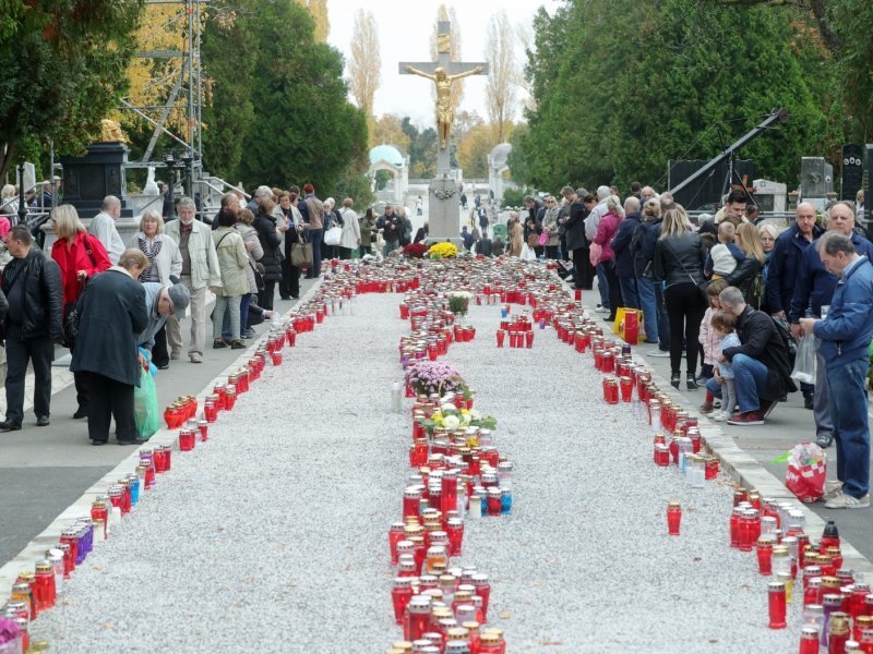 Građani obilaze posljednja počivališta najmilijih na groblju Mirogoj
