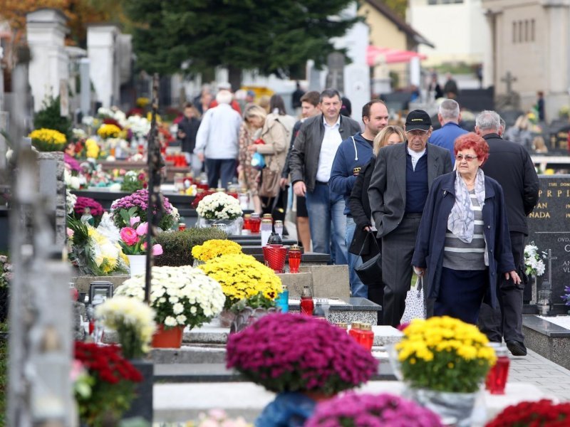 Karlovac: Građani obišli groblje na blagdan Svih svetih