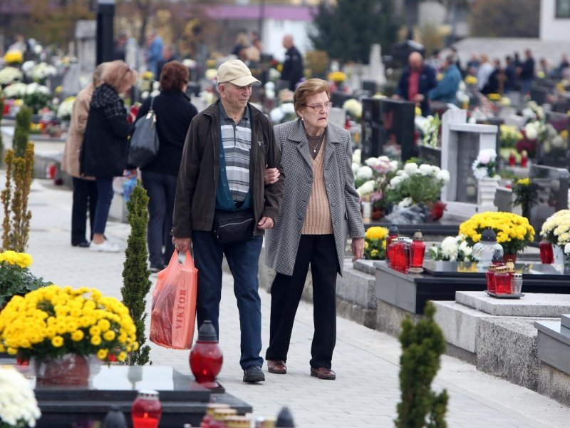 Karlovac: Građani obišli groblje na blagdan Svih svetih
