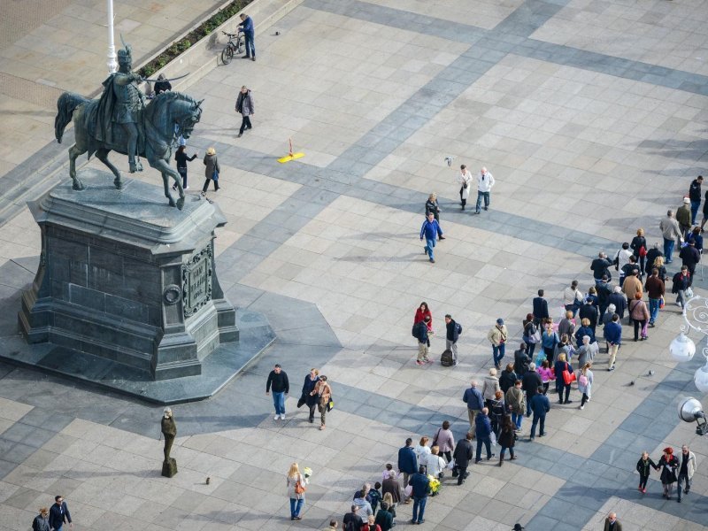 Građani u koloni čekaju organizirani prijevoz do groblja Mirogoj