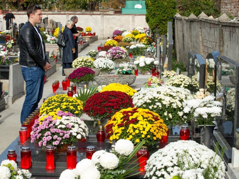 Osijek: Građani posjećuju grobove svojih najmilijih na njihovom posljednjem prebivalištu