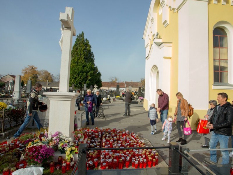 Osijek: Građani posjećuju grobove svojih najmilijih na njihovom posljednjem prebivalištu