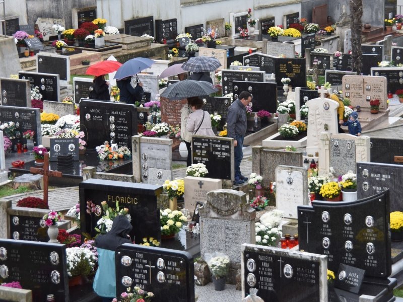 Pula: Unatoč kiši građani posjetili groblje na blagdan Svih svetih
