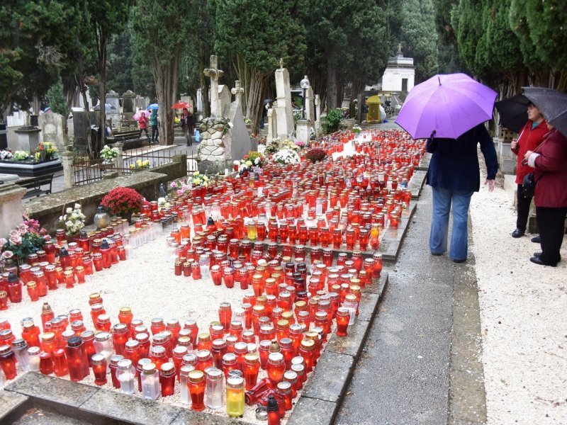 Pula: Unatoč kiši građani posjetili groblje na blagdan Svih svetih