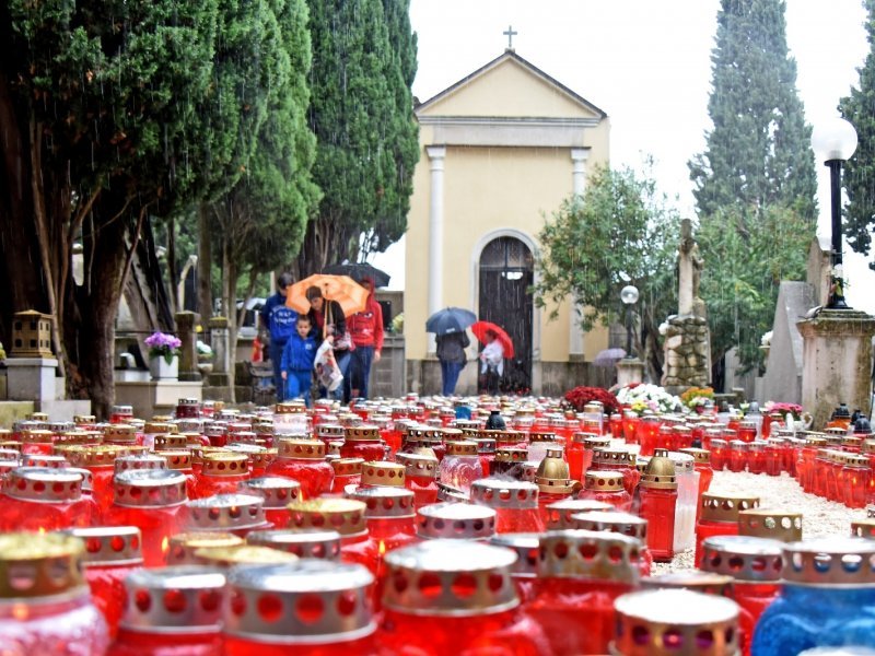 Pula: Unatoč kiši građani posjetili groblje na blagdan Svih svetih