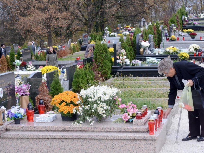 Sisak: Na blagdan Svih svetih građani polažu cvijeće i svijeće na grobove svojih najdražih