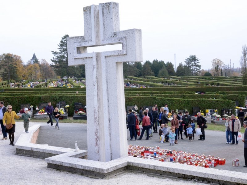 Sisak: Na blagdan Svih svetih građani polažu cvijeće i svijeće na grobove svojih najdražih