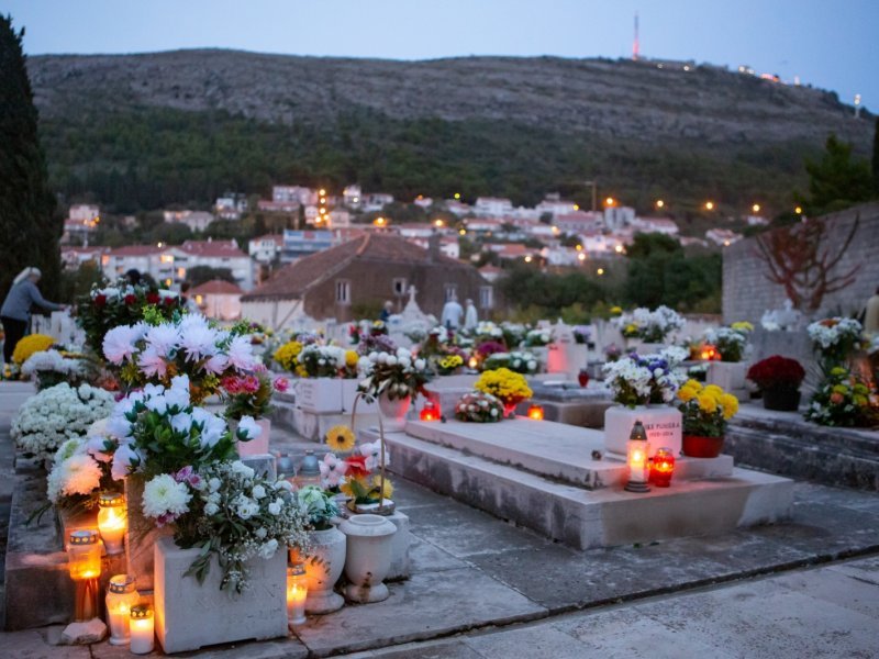 Dubrovnik: Zasjali lampaši na grobovima najmilijih uoči Svih svetih