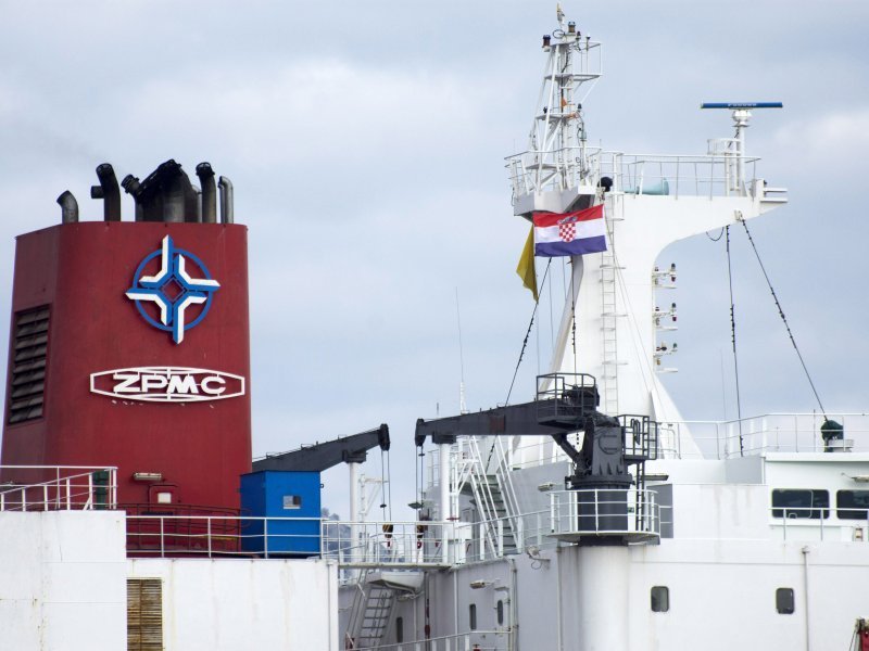Kineski brod ZHEN HUA 7 doveo brodove koji će graditi Pelješki most