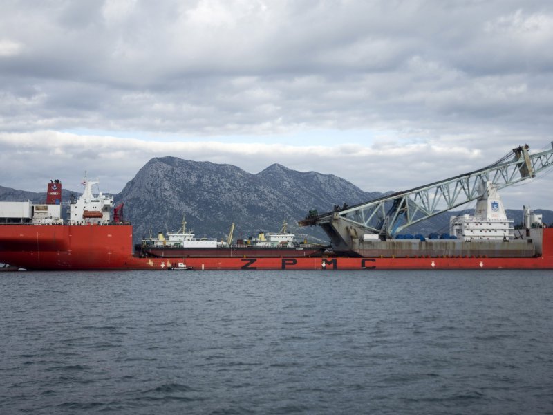 Kineski brod ZHEN HUA 7 doveo brodove koji će graditi Pelješki most
