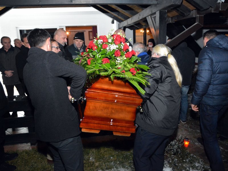 Rodbina, prijatelji i brojni mještani dočekali lijes Ive Gregurevića