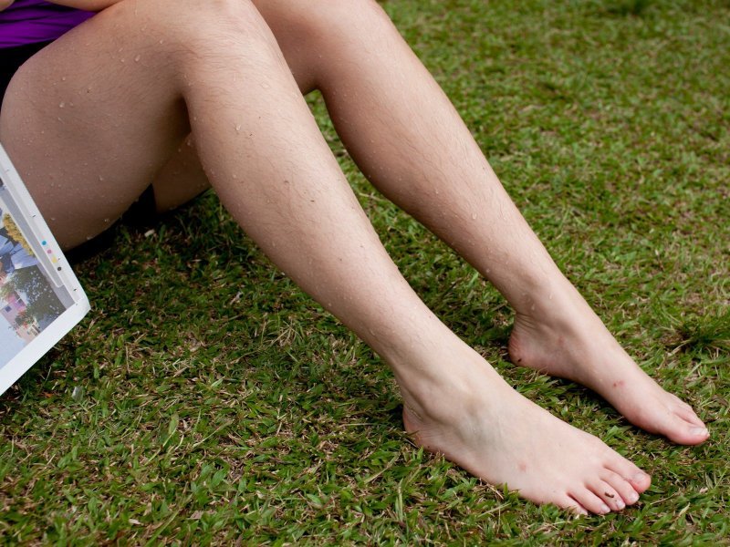 Novi trend: Žene masovno dijele slike neobrijanih nogu, pazuha. 