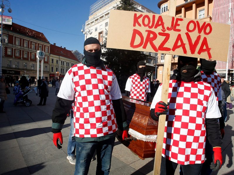 Promocija filma Koja je ovo država nošenjem lijesa po centru grada