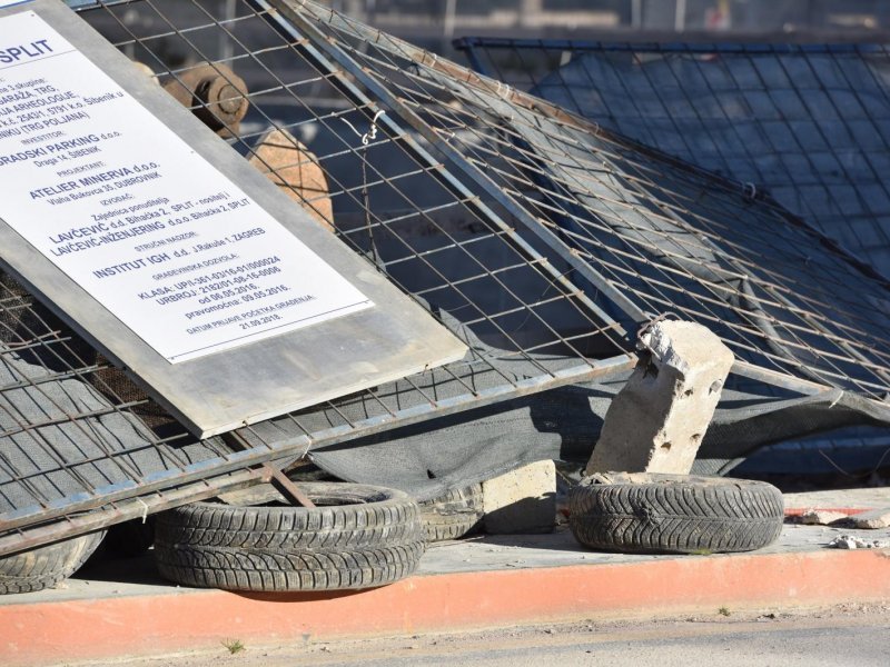 Šibenik: Bura bacale ograde na gradilištu podzemne garaže na Poljani