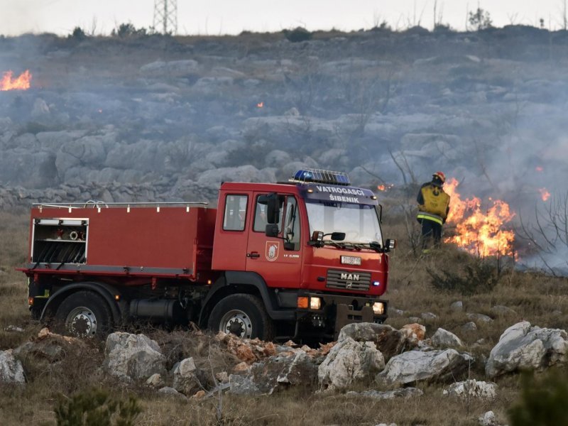 Veliki požar kod mjesta Grebaštica zatvorio jadransku magistralu