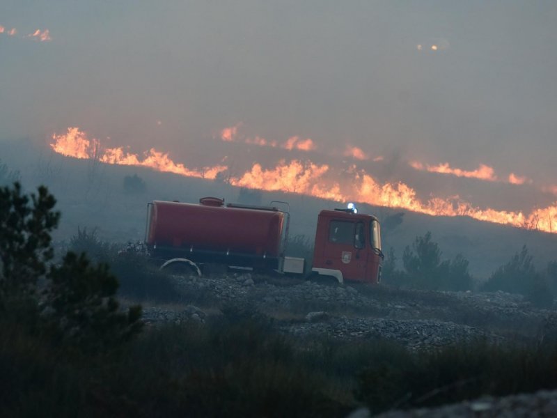 Veliki požar kod mjesta Grebaštica zatvorio jadransku magistralu