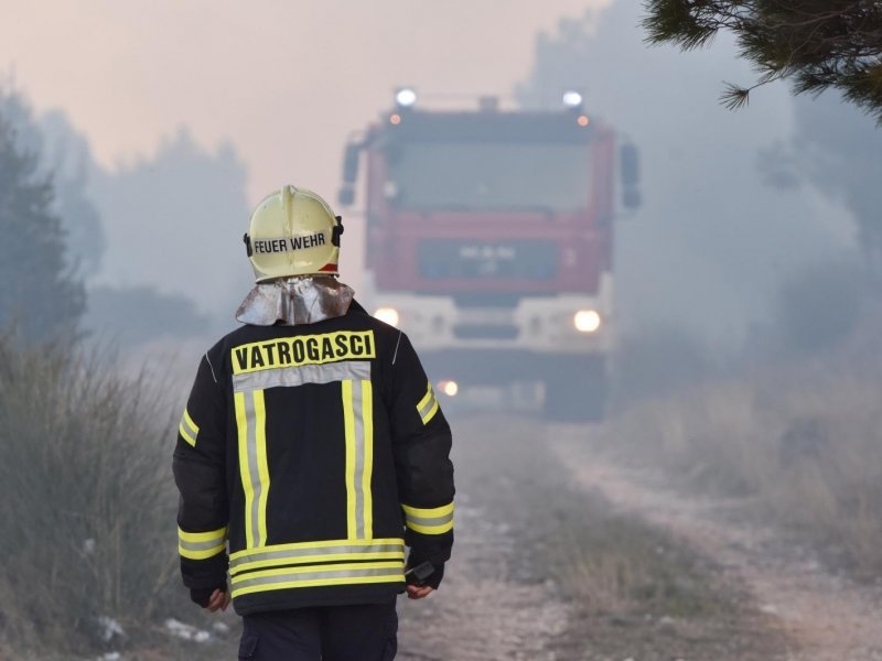 Veliki požar kod mjesta Grebaštica zatvorio jadransku magistralu