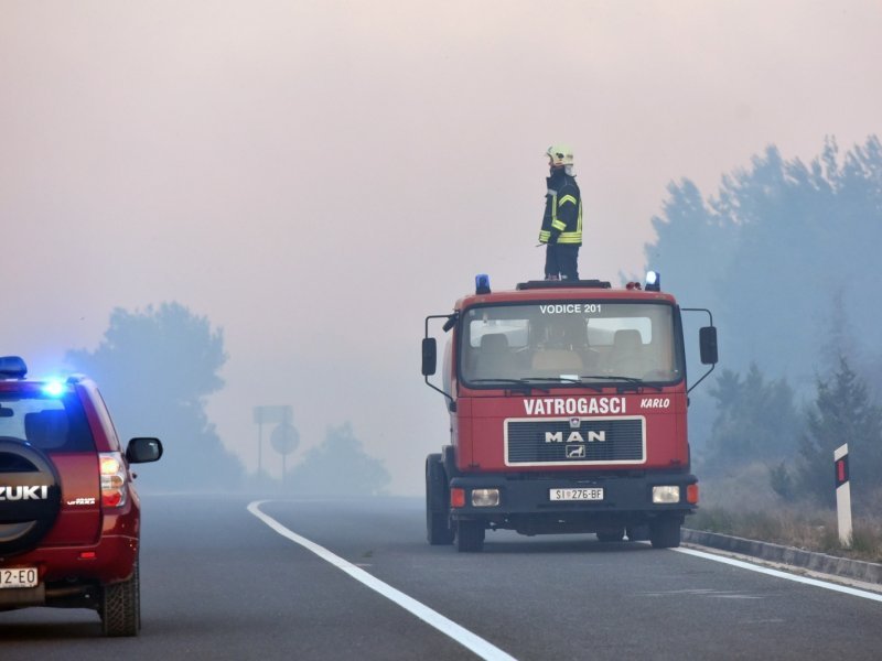 Veliki požar kod mjesta Grebaštica zatvorio jadransku magistralu
