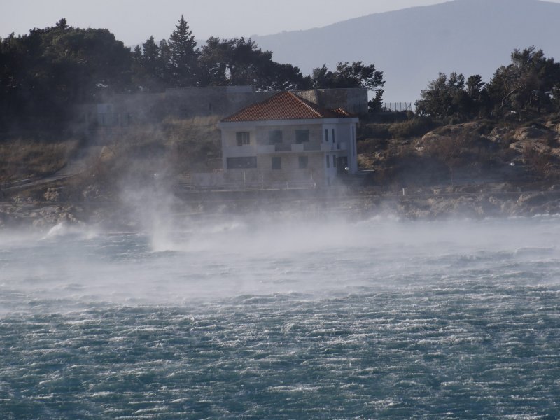 Makarska: Orkanska bura stvara smetnje u prometu i uzrokuje materijalnu štetu