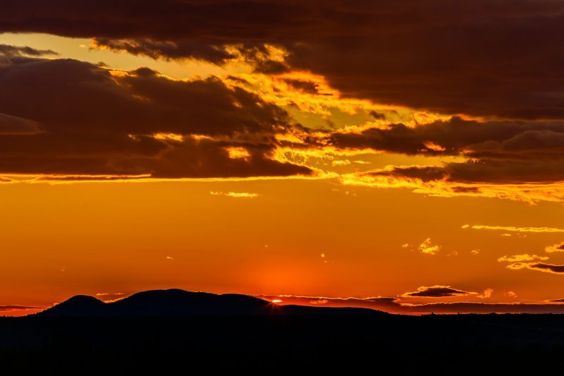 Proljetni zalazak sunca nad Dalmatinskom Zagorom