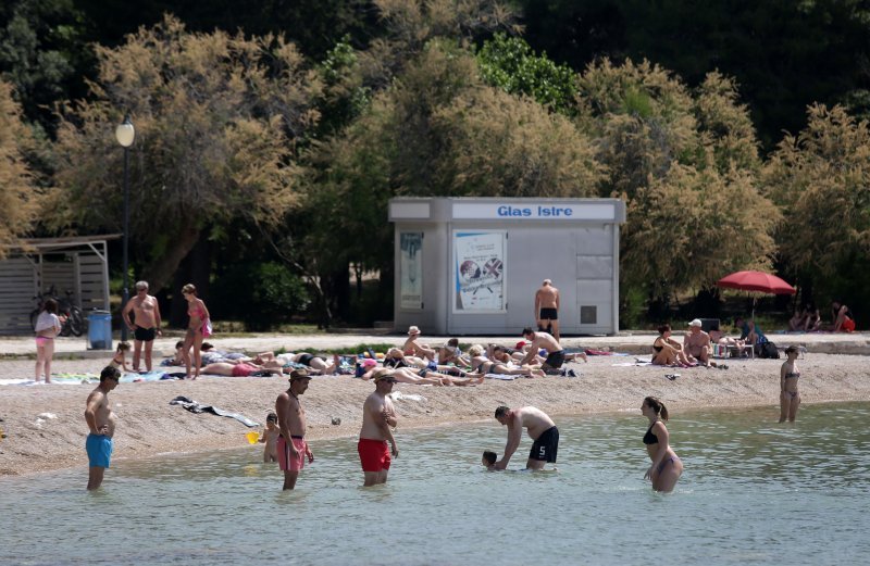 Spas od vrućina mnogi potražili na plažama u Vodicama