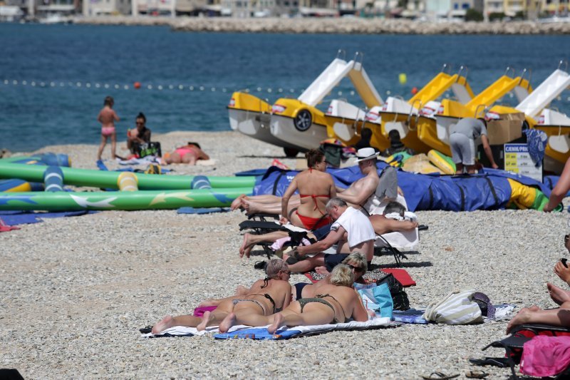 Spas od vrućina mnogi potražili na plažama u Vodicama
