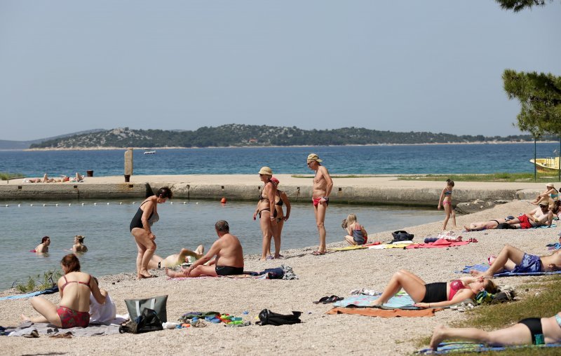 Spas od vrućina mnogi potražili na plažama u Vodicama