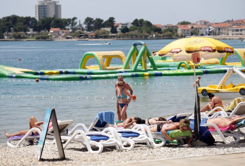 Spas od vrućina mnogi potražili na plažama u Vodicama