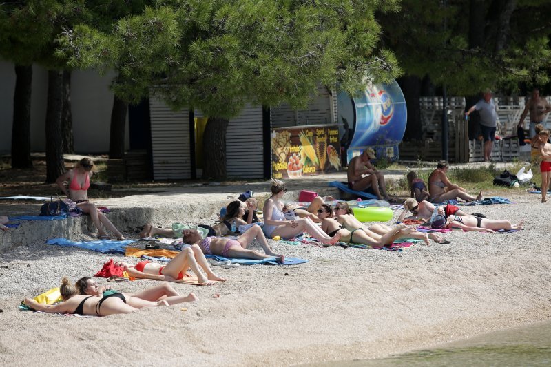 Spas od vrućina mnogi potražili na plažama u Vodicama