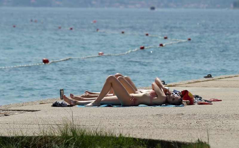 Spas od vrućina mnogi potražili na plažama u Vodicama