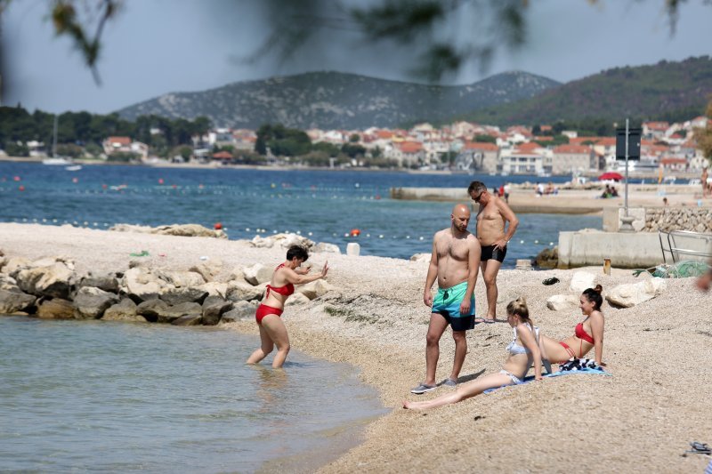 Spas od vrućina mnogi potražili na plažama u Vodicama