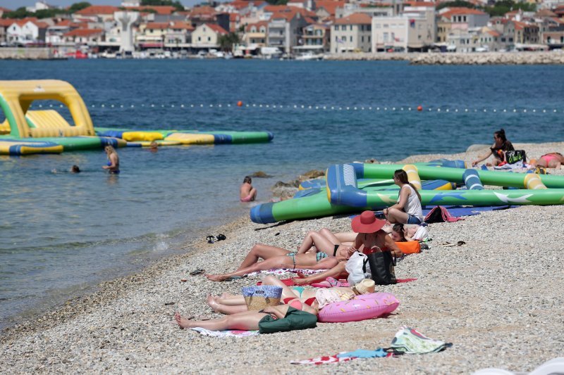 Spas od vrućina mnogi potražili na plažama u Vodicama