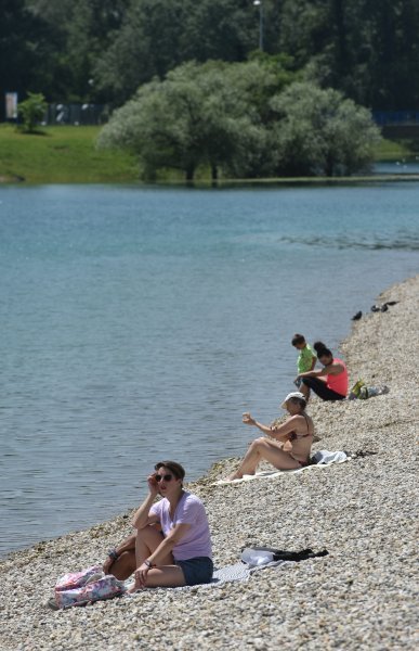 Zagrepčani se rashlađuju na jarunskom jezeru