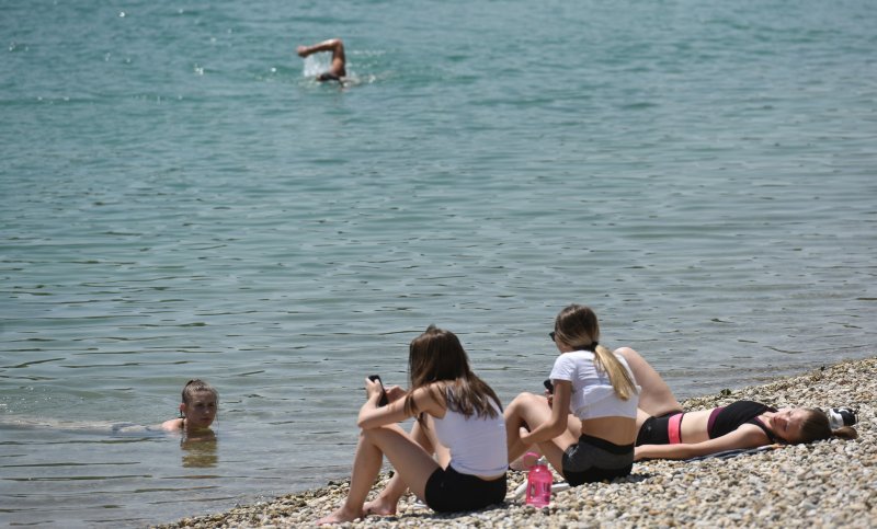 Zagrepčani se rashlađuju na jarunskom jezeru