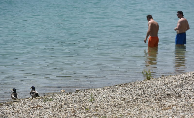 Zagrepčani se rashlađuju na jarunskom jezeru