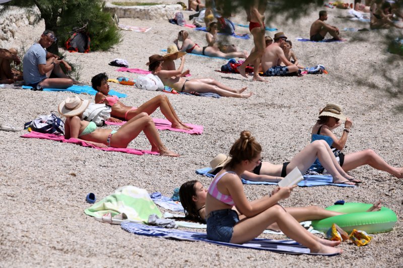 U Splitu su mnogi spas od vrućine pronašli na Bačvicama