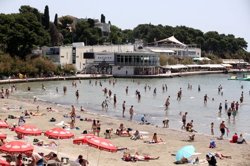 U Splitu su mnogi spas od vrućine pronašli na Bačvicama