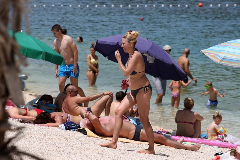 U Splitu su mnogi spas od vrućine pronašli na Bačvicama