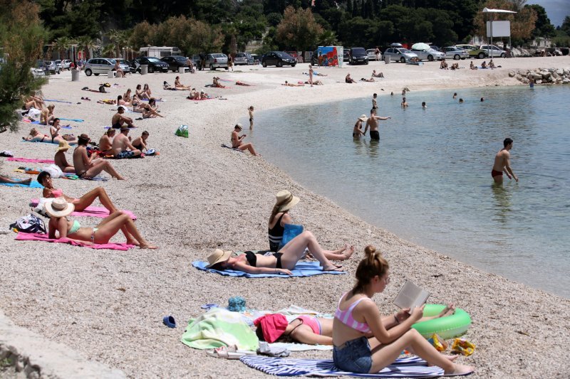 U Splitu su mnogi spas od vrućine pronašli na Bačvicama