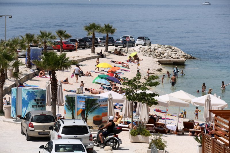 U Splitu su mnogi spas od vrućine pronašli na Bačvicama