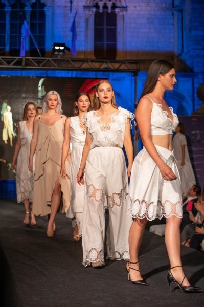 Modna revija Glamour fashion show na Stradunu