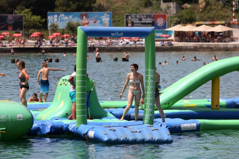 Split: Sunčana nedjelja napunila gradske plaže