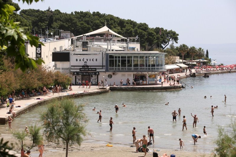 Split: Sunčana nedjelja napunila gradske plaže