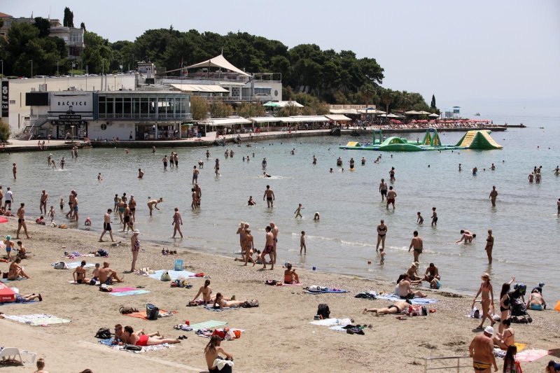 Split: Sunčana nedjelja napunila gradske plaže