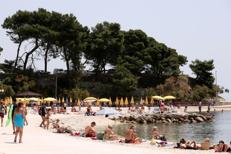 Split: Sunčana nedjelja napunila gradske plaže