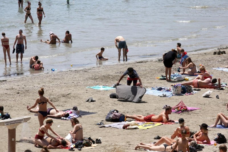 Split: Sunčana nedjelja napunila gradske plaže