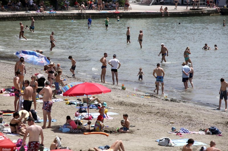 Split: Sunčana nedjelja napunila gradske plaže