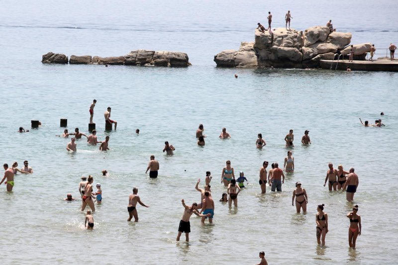 Split: Sunčana nedjelja napunila gradske plaže