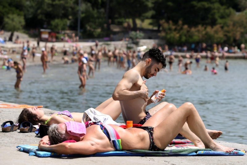 Split: Sunčana nedjelja napunila gradske plaže