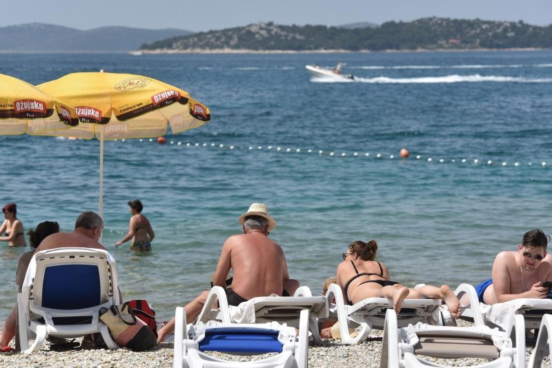 Vodice: Rijetki kupači potražili osvježenje na gradskoj plaži